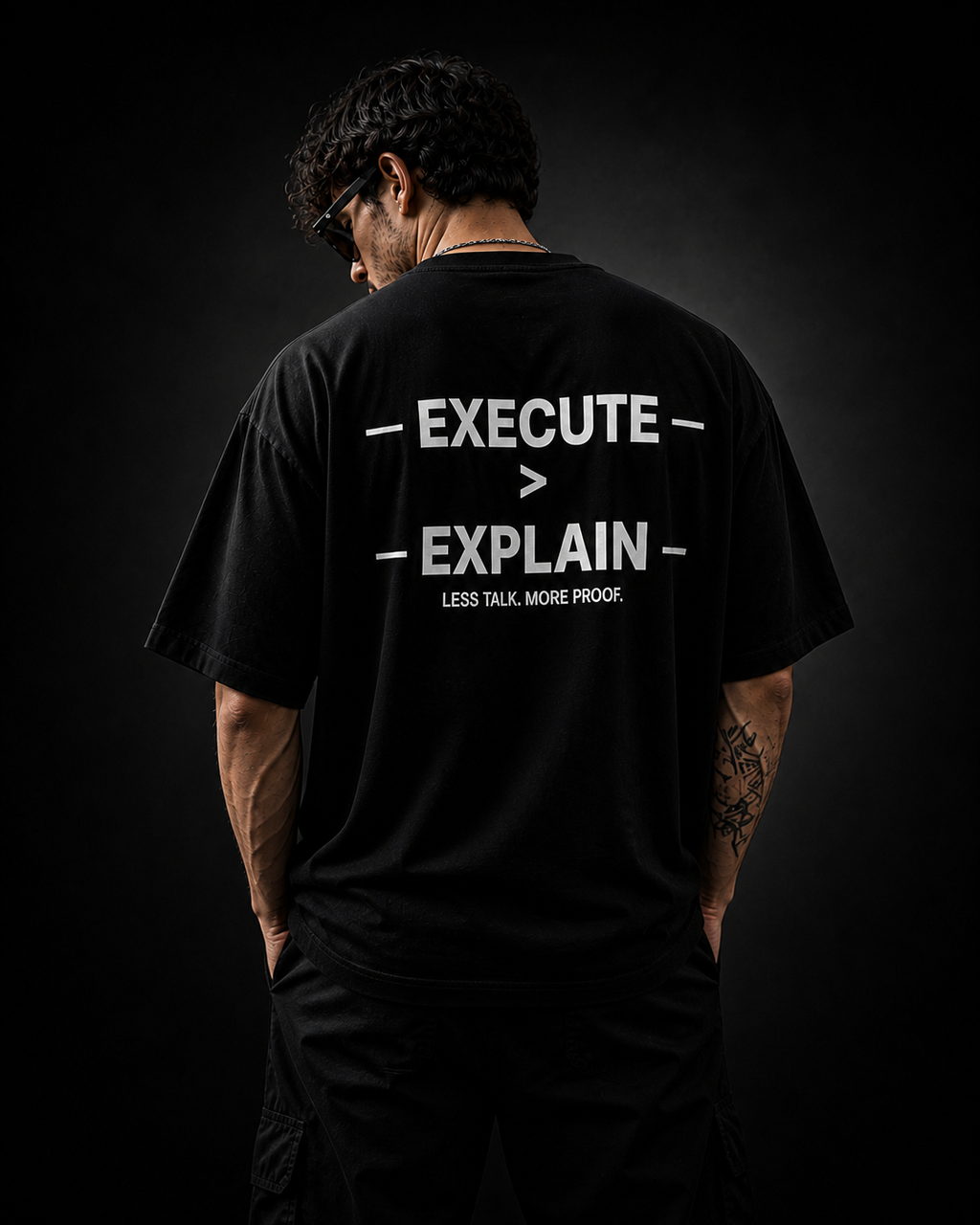 KODEON EXECUTE EXPLAIN T-Shirt am Model von hinten
