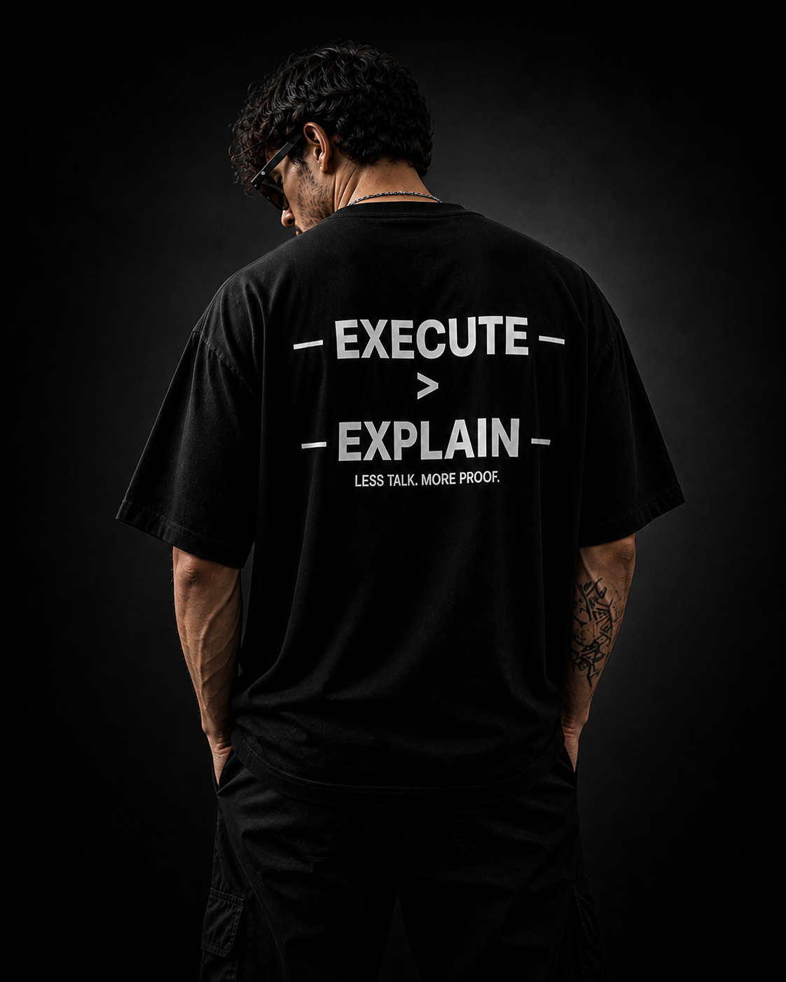 KODEON EXECUTE EXPLAIN T-Shirt am Model von hinten