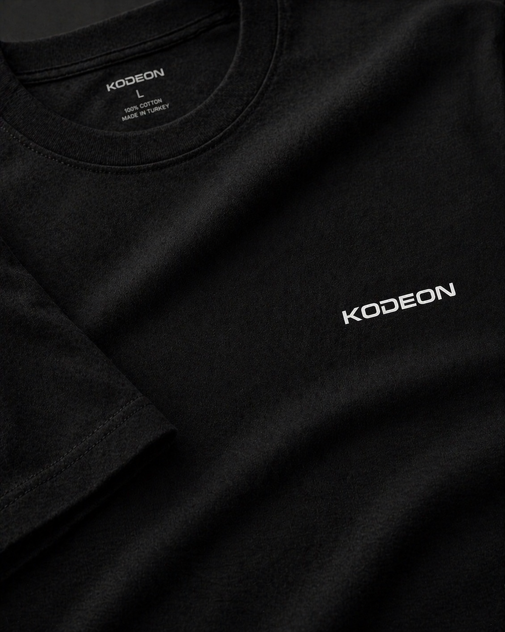 KODEON T-Shirt Detailaufnahme Stoff und Logo